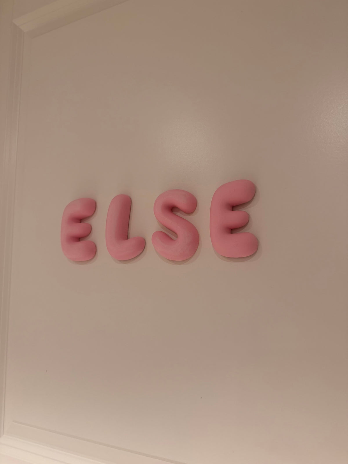 Rosa Bubble Letters med navnet ELSE montert på dør