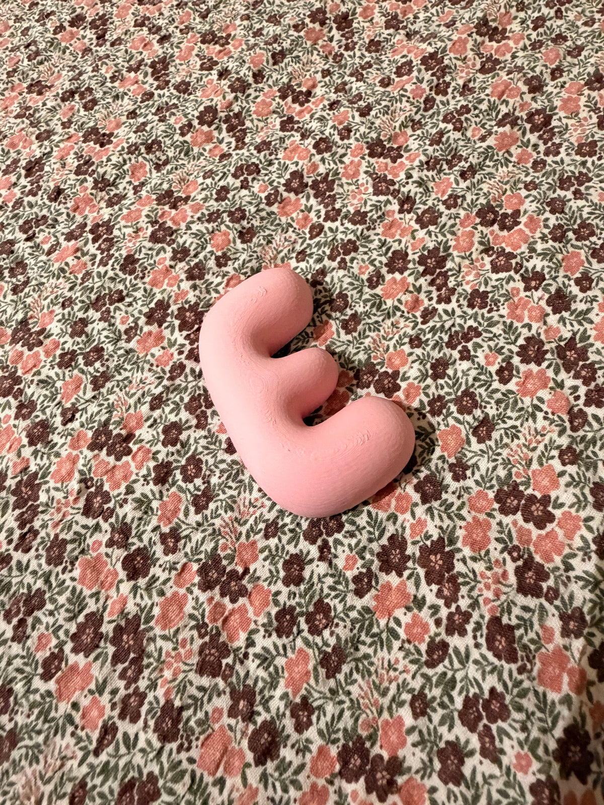 Nærbilde av rosa boblebokstav E